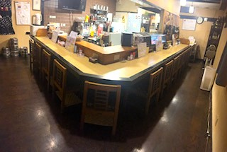 カウンタ12席の店内写真